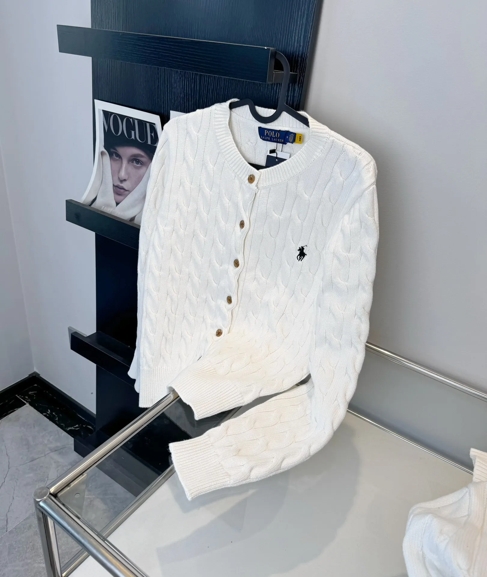 🅿️240 Style number: L05 (white) Ralph Lauren RL classic war horse logo embroidery on the chest cable pattern twist button round neck long sleeves buttoned knitted sweater cardigan jacket Color: SIZE: XS S M L Size reference # Length Bust Shoulder width 64 52 45 I will always love sweet girls. The soft and glutinous🧶🫶 style is a very classic cable sweater. It has an American retro college style. It feels very comfortable. It is a must-have item for spring, autumn and winter wardrobes. It also looks good when layered as an inner layer in cold weather. High-density LOGO embroidery on the chest, and original customization of tag accessories. Made of pure cotton yarn 🧶 blended with wool, pure cotton is skin-friendly and comfortable, small label war horse embroidered twist turtleneck sweater 🐎 high quality. Follow the blogger to learn how to wear it! Let’s get a Ralph Lauren cable sweater. It’s a super hard-to-find series after it became popular. It’s hard to find one on the official website. It’s simple and practical to wear, with a lazy and loose feel. The thickened fabric has a more texture, soft and delicate feel, and a loose fit. Whether worn alone or layered, you can wear different styles of fashion with just one piece. ⚠️Contains wool products🦙 Pay attention to the washing method to avoid shrinkage